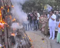 सूरत :  गुजरात प्रदेश भाजपा अध्यक्ष सी.आर. पाटिल ने गाय के गोबर से बनी वैदिक होलिका जलाई