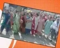 राजकोट :  पानी की समस्या को लेकर महिलाओं ने कालावाड़ रोड पर विरोध प्रदर्शन किया