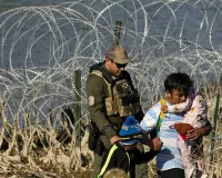 टेक्सास के सुप्रीम कोर्ट ने अमेरिका-मेक्सिको सीमापार करने वाले प्रवासियों को गिरफ्तार करने वाले कानून पर रोक लगाई
