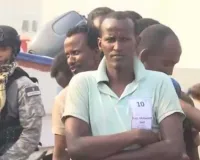 मुंबई लाए गए 35 सोमालियाई समुद्री लुटेरे, नौसेना ने पुलिस के हवाले किया