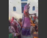 हमीरपुर में मर्दाे को गांव से भगाने के बाद औरतें खेलती है होली