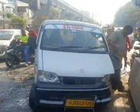 सूरत : मिठाई से भरी ईको कार का एक्सीडेंट, रसगुल्ला और गुलाबजामुन सड़क पर बिखरे