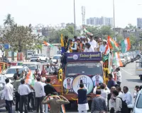 सूरत : वराछा से अठवागेट तक रोड शो के बाद कांग्रेस प्रत्याशी निलेश कुंभाणी ने भरा पर्चा