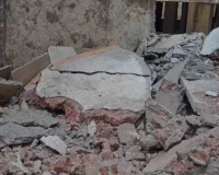 सूरत : अडाजण में जर्जर अपार्टमेंट का स्लैब गिरने से मचा हड़कंप, आसपास के निवासी भयभीत