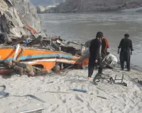 पाकिस्तान में बस पलटकर सिंधु नदी के तट पर गिरी, 20 की मौत