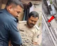 सूरत : चोरी करने बंद फ्लैट में घुसा चोर खुद ही 'लॉक' हुआ, चीखने-चिल्लाने पर पुलिस ने फायर ब्रिगेड से बचाया