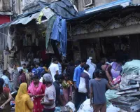 सूरत : कबाड़ बेचने के लिए लगी लंबी कतारें, महिधरपुरा-रूवाला टेकरा क्षेत्र में अनोखा नज़ारा