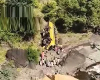 सूरत : महाराष्ट्र में बड़ा हादसा , 30 बच्चों से भरी स्कूल बस 150 फीट गहरी खाई में गिरी, एक छात्र की मौत