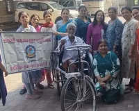 सूरत : मारवाड़ी युवा मंच सूरत जाग्रति शाखा द्वारा दिव्यांग बुज़ुर्ग को ट्राईसाइकिल प्रदान
