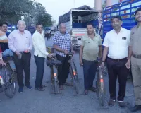 सूरत : सड़क सुरक्षा अभियान के तहत पांडेसरा में श्रमिकों की साइकिलों और टेम्पो पर लगाए गए 1000 रेट्रो रिफ्लेक्टर