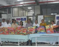 सूरत : डुमस के समाजसेवक दीपकभाई इजादार ने नवी सिविल अस्पताल में दान किए 200 कंबल और ईसीजी मशीन