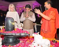 डॉ. अभिषेक वर्मा को आचार्य महामंडलेश्वर स्वामी कैलाशानंद गिरि जी महाराज का आशीर्वाद