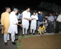 सूरत : बारडोली में बेमौसम बारिश से प्रभावित किसानों से मिले कृषि मंत्री जीतू वाघानी