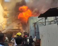 सूरत : मंडप के गोदाम में लगी भीषण आग, दो घंटे की मशक्कत के बाद काबू 