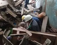 सूरत : रानी तालाब इलाके में जर्जर मकान गिरा, मलबे में दबे दो बुजुर्ग सुरक्षित निकाले गए