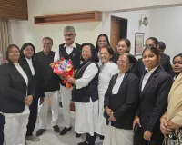 सूरत दौरे पर गुजरात बार काउंसिल के चेयरमैन जे.जे. पटेल से महिला वकीलों की शिष्टाचार भेंट
