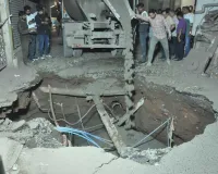 सूरत : चौक बाजार में मेट्रो टनल के काम के दौरान 20 फीट गहरी धंसी जमीन, दो इमारतें खाली कराई गईं