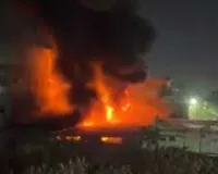 सूरत : जिलानी ब्रिज के पास लकड़ी के तीन गोदामों में भीषण आग, धुएं का गुबार दूर तक दिखा