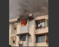 सूरत: सिटीलाइट की सिद्धार्थ रेजीडेंसी में भीषण आग, फ्रिज में शॉर्ट सर्किट से धधका फ्लैट