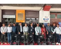 सूरत : एसबीआई ने रेलवे स्टेशन पर दिव्यांग व बीमार यात्रियों की सुविधा के लिए 5 व्हीलचेयर भेंट की