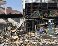 सूरत : सहारा दरवाज़ा के पास सरदार मार्केट के सामने भीषण आग, फ्रूट पैकेजिंग गोदाम को भारी नुकसान