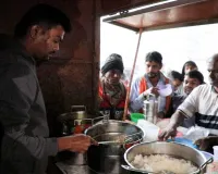 सूरत : ‘श्रमिक अन्नपूर्णा योजना’ बनी मज़दूरों का संबल, सिर्फ 5 रुपये में भरपेट और पौष्टिक भोजन