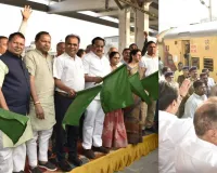 सूरत : केंद्रीय जल शक्ति मंत्री सी.आर. पाटिल ने सूरत–वेरावल स्पेशल ट्रेन को दिखाई हरी झंडी