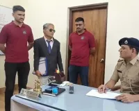 सूरत : सूट-बूट पहनकर रेड मारने पहुंचा 'फर्जी IT ऑफिसर' गिरफ्तार