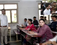 सूरत : बोर्ड परीक्षाओं का आगाज़, कलेक्टर और पुलिस कमिश्नर ने छात्रों को फूल देकर बढ़ाया उत्साह