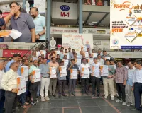 सूरत : व्यापारिक जगत में दिवाली जैसा जश्न, US टैरिफ में कटौती और यूरोप FTA का व्यापारियों ने मिठाइयां बांटकर किया स्वागत