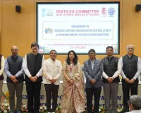 सूरत : कपड़ा निर्यात को मिलेगी नई उड़ान,सरसाना में 'टेक्सटाइल एक्सपोर्ट फैसिलिटेशन सेंटर' का भव्य रोड शो