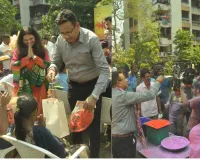 सूरत :  पुलिस कमिश्नर अनुपम सिंह गहलोत ने दिव्यांग बच्चों संग खेली होली