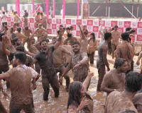 ट्रियोम क्लब द्वारा धुलेंडी पर सूरत में धूमधाम से हुआ ‘मडफेस्ट’ का आयोजन 