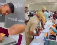 सूरत : पोस्टल बैलेट से मतदान शुरू, पुलिस हेडक्वार्टर में सरकारी कर्मचारियों ने डाला वोट