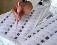 सूरत :नगर निगम चुनाव से पहले सख्ती, ड्यूटी से गैरहाजिर बीएलओ पर कार्रवाई, पुलिस वारंट के बाद तुरंत पहुंचे कार्य पर