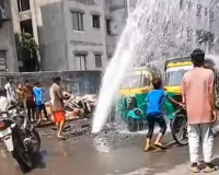 सूरत :  पांडेसरा में पानी की पाइपलाइन फटी, सड़कों पर बहा पीने का पानी
