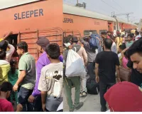 सूरत : उधना स्टेशन बना ‘मिनी इंडिया’, 12 घंटे में 18 हजार से अधिक यात्रियों की रवानगी