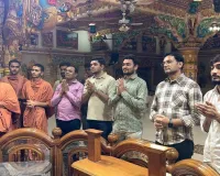सूरत : स्वामीनारायण गुरुकुल में फूलों से सजी ठाकोरजी की वाघा, श्रद्धा और सेवा का अनूठा संगम