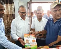 सूरत : उधना स्टेशन पर यात्रियों की भारी भीड़ से अफरा-तफरी, नियमित ट्रेनों की कमी बनी बड़ी वजह