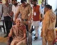 वडोदरा में 100 वर्षीय महिला ने पेश की मिसाल, मतदान कर दिया जागरूकता का संदेश