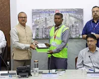 वडोदरा मंडल में कार्यरत पॉइंट्स मैन विक्रम  महाप्रबंधक द्वारा संरक्षा पुरस्कार से सम्मानित