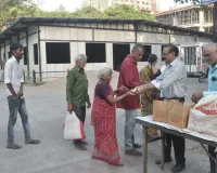 सूरत : सिविल अस्पताल परिसर में मरीजों के परिजनों के लिए सेवा कार्य, अधिक मास के पहले दिन नाश्ता वितरण