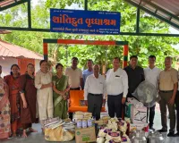 सूरत : एन्जॉय ग्रुप ने वृद्धाश्रम में किया सेवा कार्य, बुजुर्गों को वितरित की आवश्यक सामग्री