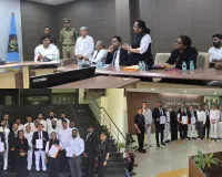 सूरत : डिस्ट्रिक्ट लॉयर्स एसोसिएशन ने कलेक्टर और पुलिस कमिश्नर को सौंपा प्रतिनिधित्व पत्र