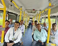 सूरत : प्रधानमंत्री मोदी की अपील का असर, सचिन के उद्योगपति ई-बस से पहुंचे कार्यक्रम में