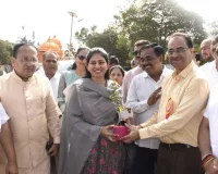 सूरत : केंद्रीय राज्य मंत्री रक्षा खडसे का वीएनएसजीयू दौरा, युवाओं को राष्ट्र निर्माण में योगदान के लिए किया प्रेरित