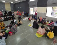 सूरत : हाईकोर्ट की फटकार के बाद नगर निगम ने नासिर नगर के बेघर परिवारों को कम्युनिटी हॉल में किया शिफ्ट