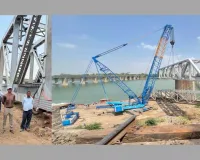 वडोदरा : भारतीय रेल पर पहली बार रनिंग रेल लाइन पर रोड क्रॉलर क्रेन द्वारा हैवी एवं लम्बे स्टील ओपन वेब गर्डरों का सफल प्रतिस्थापन वडोदरा मंडल की उपलब्धि
