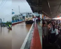 सूरत :  मुंबई रेल ट्रैफिक पर बारिश का बड़ा असर, वलसाड में दो घंटे में 2 इंच से अधिक वर्षा