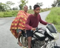 झारसुगुड़ा में पति बाइक पर बांधकर लाया पत्नी का शव